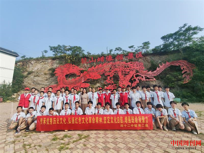 石家莊市第四十二中學(xué)少先隊(duì)員在石家莊市鹿泉區(qū)的龍山蠟像館，開展研學(xué)活動(dòng).png