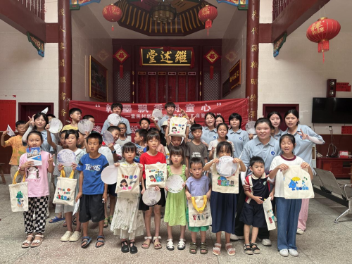 心手相連，共筑夢想——江西工院學(xué)生開展“萬名大學(xué)生進(jìn)千站”文明實(shí)踐志愿服務(wù)行動