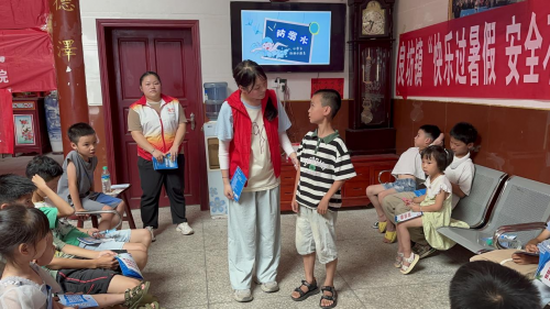 心手相連，共筑夢想——江西工院學(xué)生開展“萬名大學(xué)生進(jìn)千站”文明實(shí)踐志愿服務(wù)行動