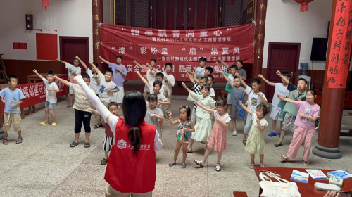 心手相連，共筑夢想——江西工院學(xué)生開展“萬名大學(xué)生進(jìn)千站”文明實(shí)踐志愿服務(wù)行動