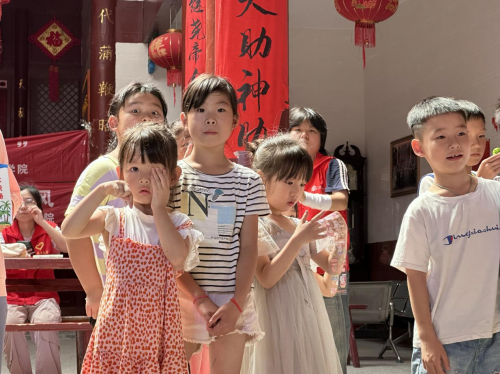 心手相連，共筑夢想——江西工院學(xué)生開展“萬名大學(xué)生進(jìn)千站”文明實(shí)踐志愿服務(wù)行動