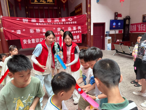 心手相連，共筑夢想——江西工院學(xué)生開展“萬名大學(xué)生進(jìn)千站”文明實(shí)踐志愿服務(wù)行動