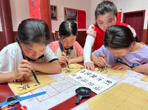 心手相連，共筑夢想——江西工院學(xué)生開展“萬名大學(xué)生進(jìn)千站”文明實(shí)踐志愿服務(wù)行動