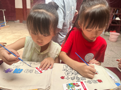 心手相連，共筑夢想——江西工院學(xué)生開展“萬名大學(xué)生進(jìn)千站”文明實(shí)踐志愿服務(wù)行動