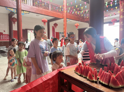 心手相連，共筑夢想——江西工院學(xué)生開展“萬名大學(xué)生進(jìn)千站”文明實(shí)踐志愿服務(wù)行動