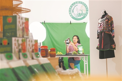 電商主播在貴州省丹寨縣龍泉鎮(zhèn)云品惠眾專業(yè)合作社聯(lián)合社的直播間售賣產(chǎn)品。新華社發(fā)（楊武魁攝）