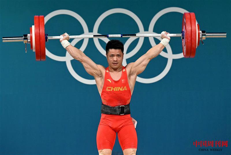 在巴黎奧運(yùn)會舉重男子61公斤級比賽中，中國選手李發(fā)彬奪得金牌。圖片來源：央視新聞.jpg