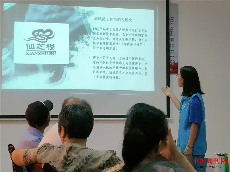 5圖為實(shí)踐團(tuán)成員在浦城縣怡源社區(qū)為居民開(kāi)展中醫(yī)藥防病保健知識(shí)科普。.jpg