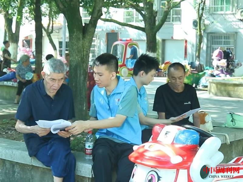 10圖為實(shí)踐團(tuán)成員對(duì)路人進(jìn)行中草藥問(wèn)卷調(diào)查。1.jpg