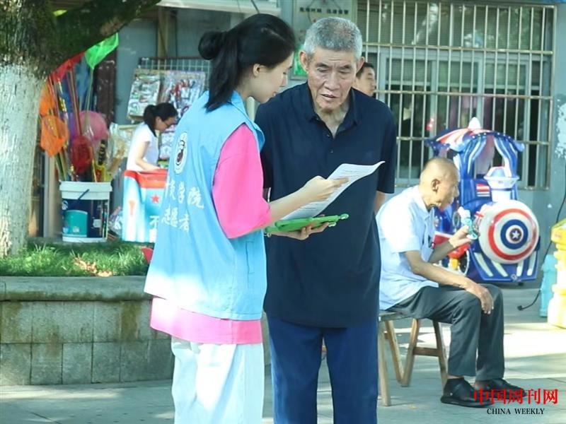 12圖為實(shí)踐團(tuán)成員對(duì)路人進(jìn)行中草藥問(wèn)卷調(diào)查。4.jpg
