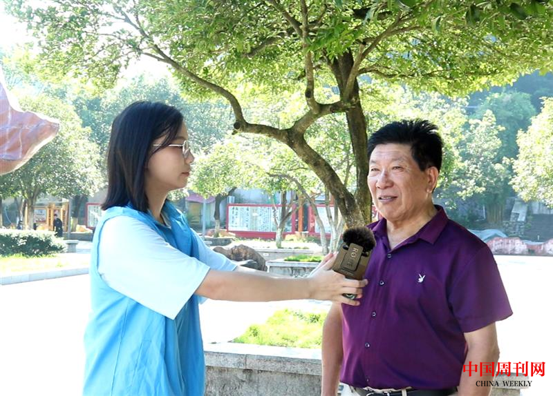 13圖為實(shí)踐團(tuán)成員對(duì)路人進(jìn)行采訪。.png
