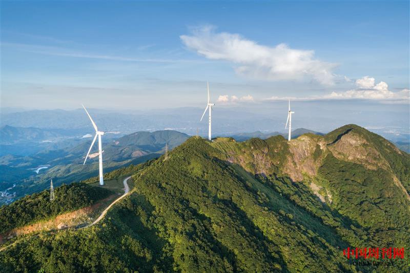 攝圖網(wǎng)_501658436_廣東河源缺牙山風(fēng)力發(fā)電機(企業(yè)商用).jpg